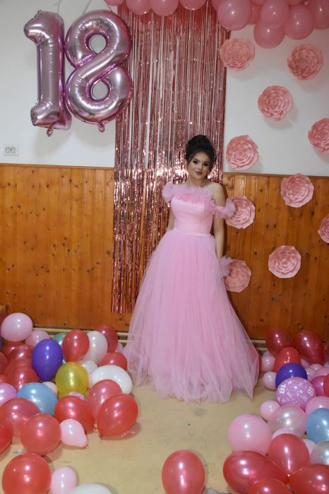 Vând rochie făcută la comandă, purtată o singura data