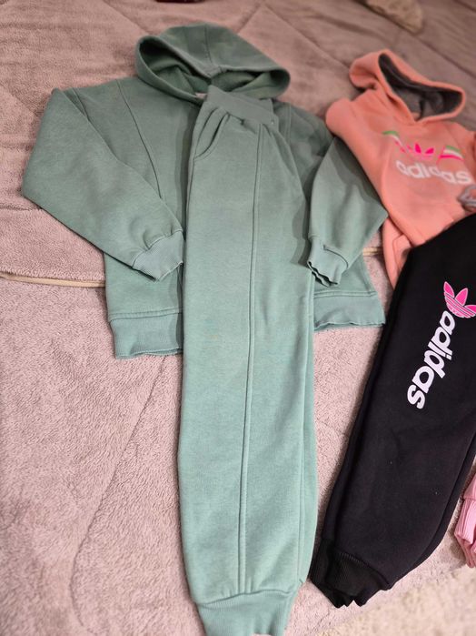 Продавам екипи за момиче