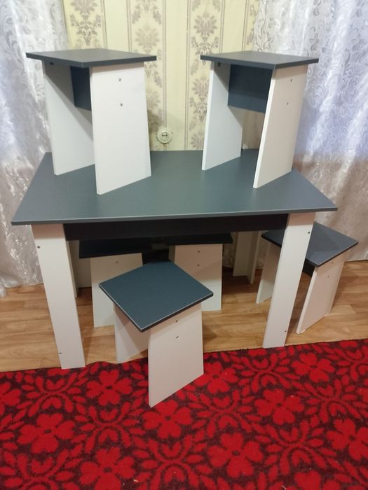 Стол и шесть табуретов, новые!!!