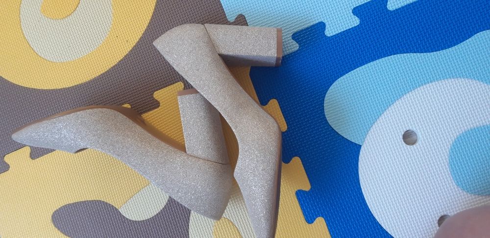 Златисти обувки! 30 лв.