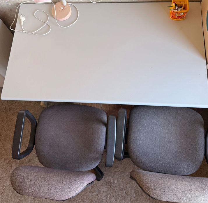 Рабочий стол с офисными стульями