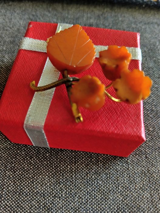 Руска старинна брошка с кехлибар