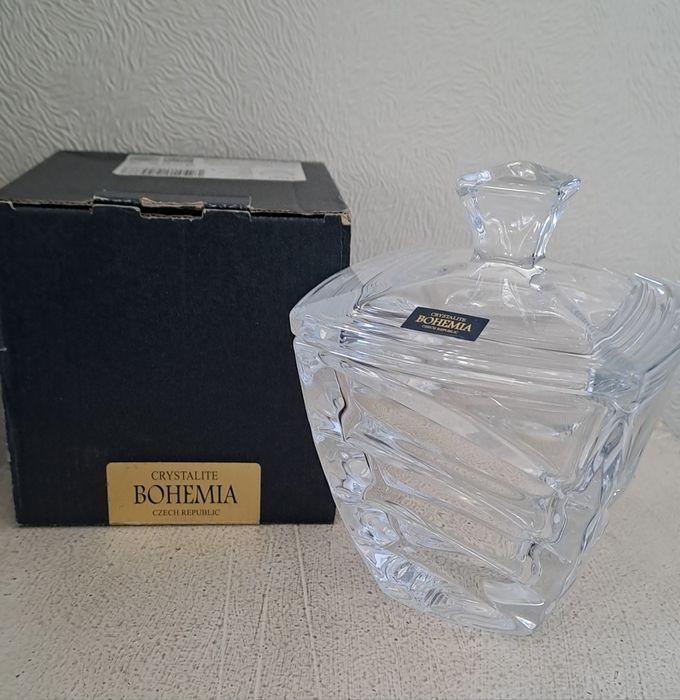 Вазочка  хрустальная с крышкой