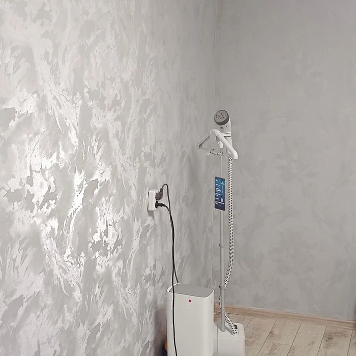 Поклейка обоев и галтели