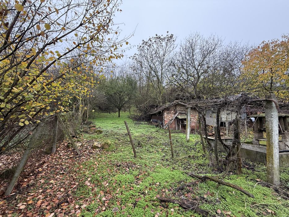 Къща с гараж равен и голям Двор!