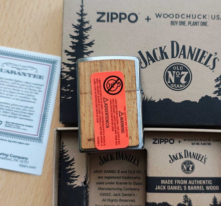 Brichetă Zippo nouă cu inserții de lemn din butoaie de Jack Daniels