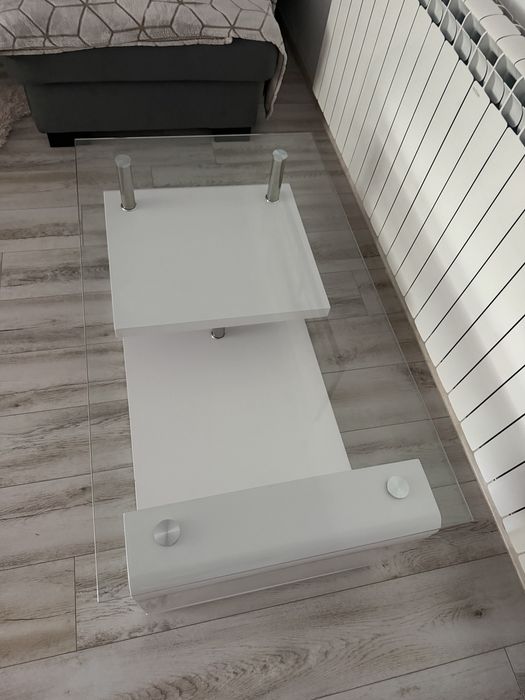 Masuta de cafea cu forma dreptunghiulara si cu raft, blat din sticla, finusaj alb, 110 x 65x 42, MDF si sticla transparenta
