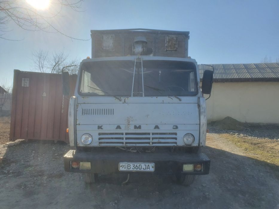 Kamaz yurip turgan mashina