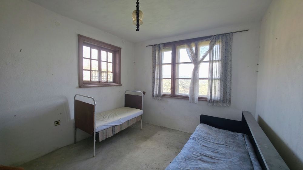 Продава се къща в село Лобош, област Перник
