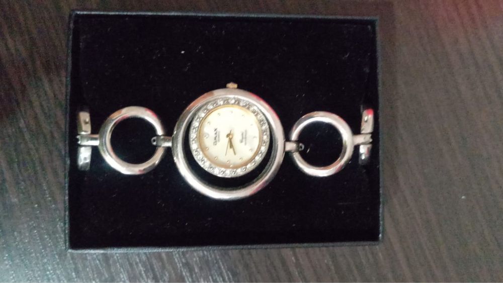 Продам женские новые часы