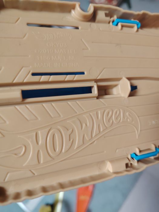 2 писти Hot wheels + една обикновена