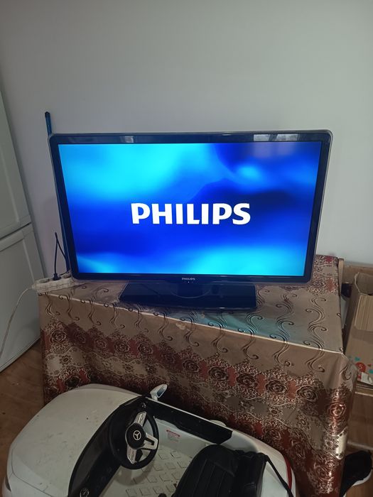 Vând TV Philips funcționează impecabil