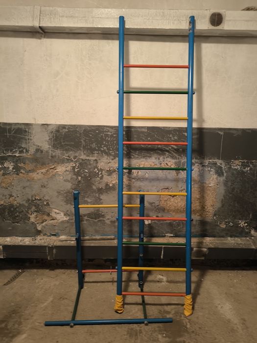 Турник , лестница, качели , канат , кольца .