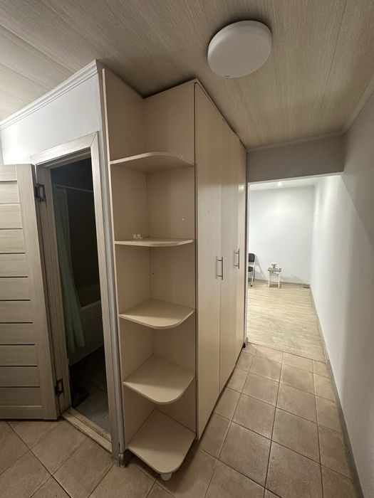 Холодильник, газ плита, микроволновка, телевизор, шкаф, диван