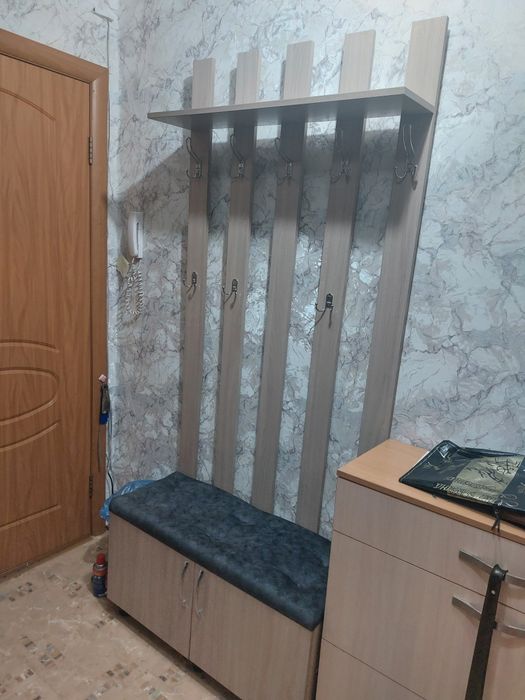 Продам вешалку с пуфиком