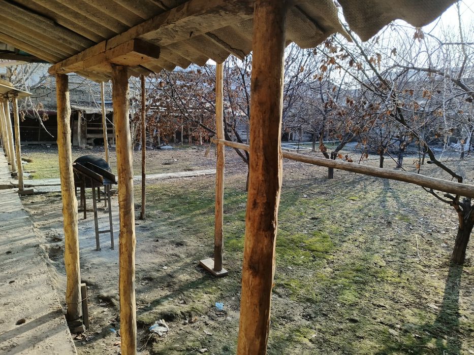 Yer sotiladi zangi ota Tokzor2 mahalada biitonkadan 200 metr kirladi