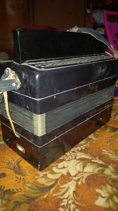 Garmon sotiladi garmoshka