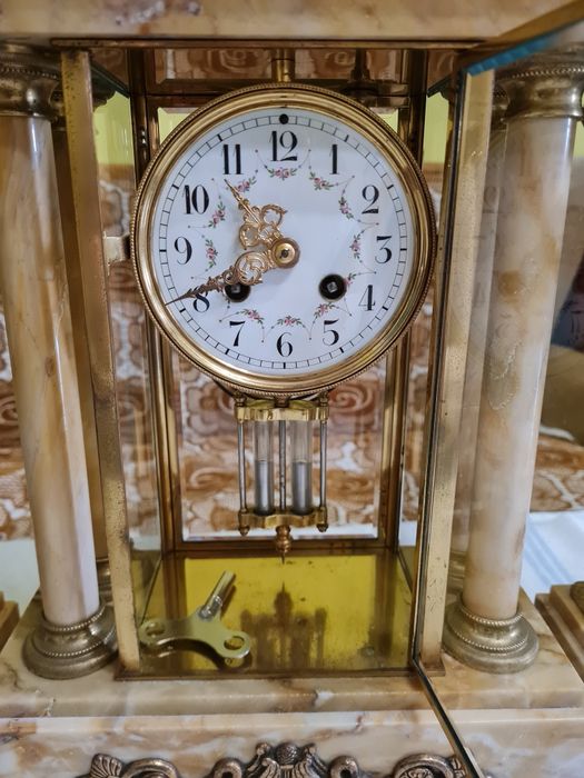 Vand ceas de semineu din marmura cu statuie de bronz