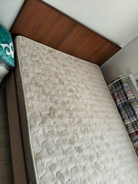 Продам двуспальную кровать