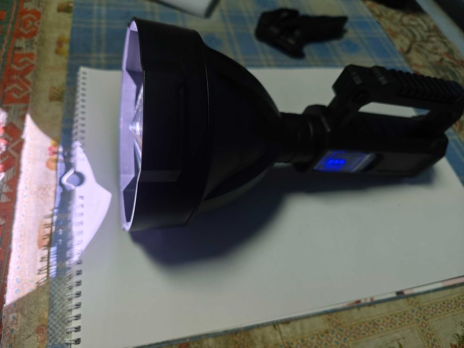 Lanterna puternica cu trepied