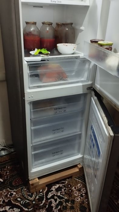 Холодильник сотилади