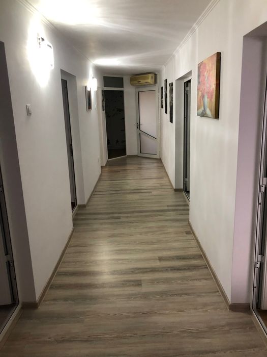 Închiriez Apartament cu 4 camere și curte