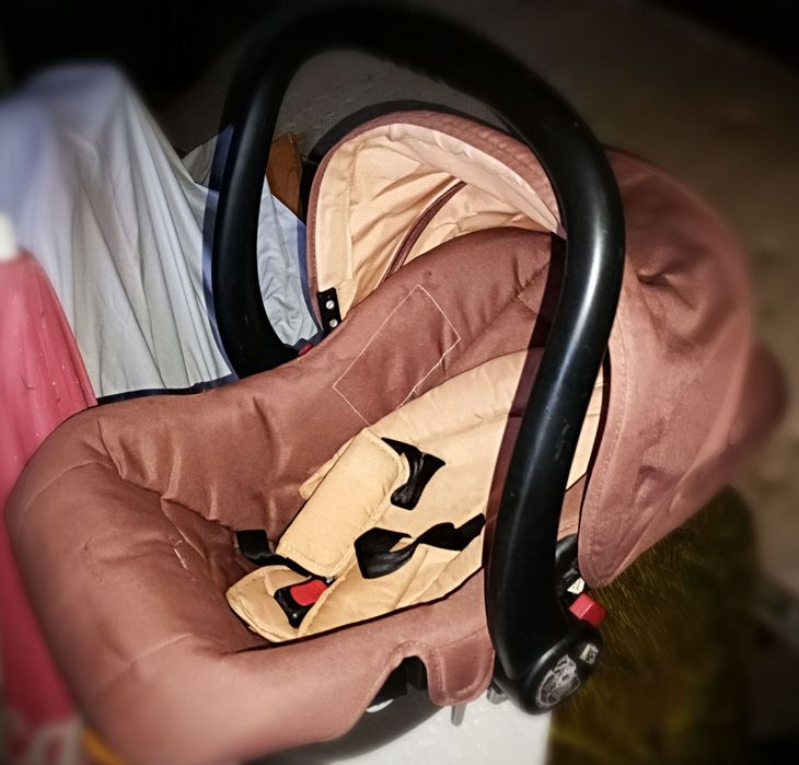 Седалка за бебе кош за кола