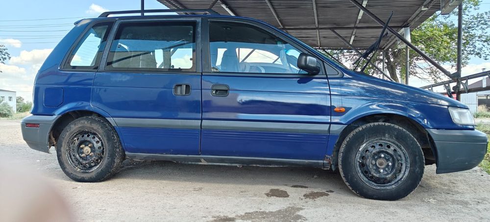 Продаю машину Mitsubishi Space Runner
