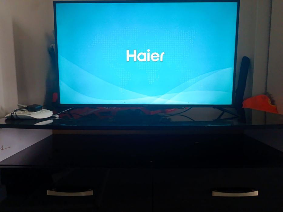 Телевизор Haier.