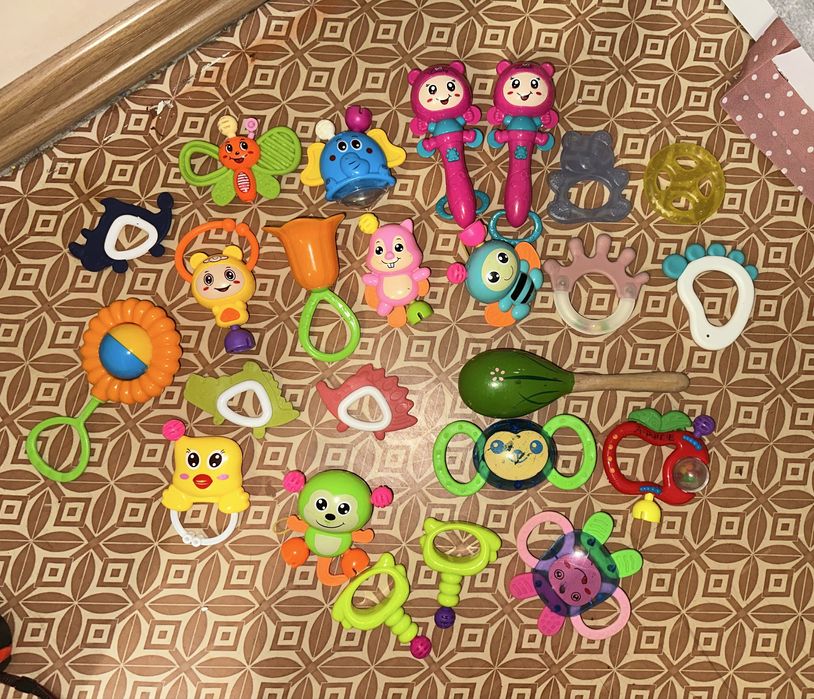 Продам целый пакет погремушек