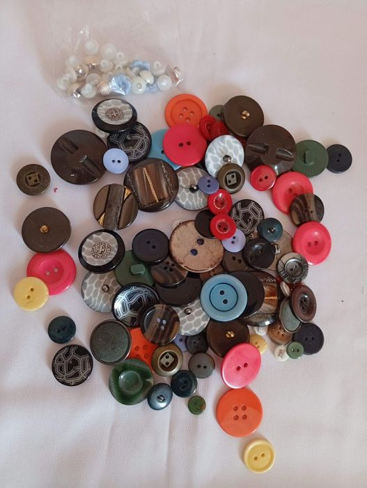 Пуговицы,булавки,ободки,мех,бусины,ткань