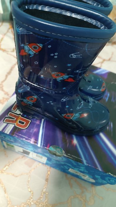 Продам резиновые ботиночки на мальчика