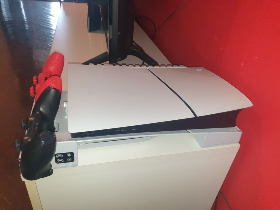 PlayStation 5 с 2 джойстика и 8 игри плюс стойка!