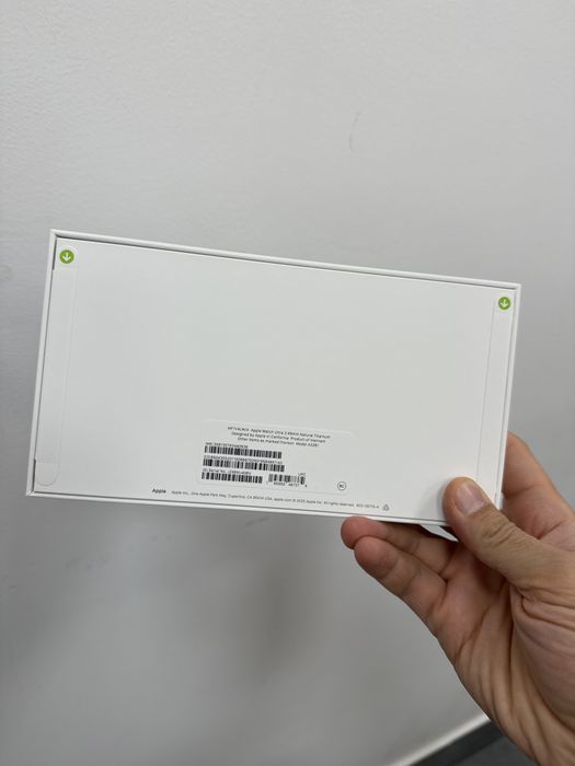 Apple Watch Ultra 3 49mm Natural Titanium + Black Ocean Band