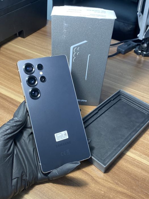 Samsung Galaxy s25 ultra • 256 GB • Titanium Black