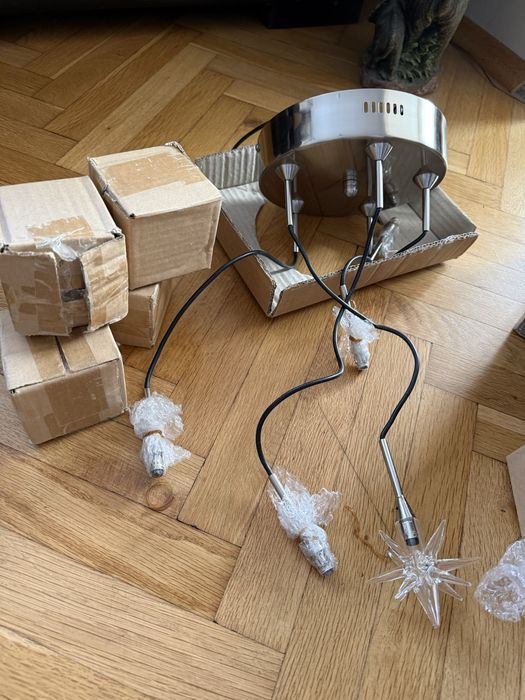 Продавам чисто нови лампи  5-ет звезди за спалня висящи корегираши