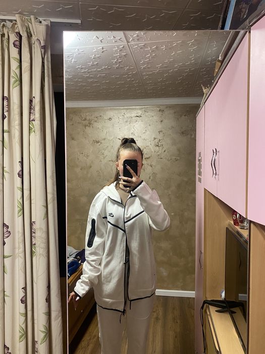 Nike tech fleece white