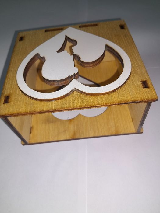 Cutie handmade din lemn ideală pentru îndrăgostiți