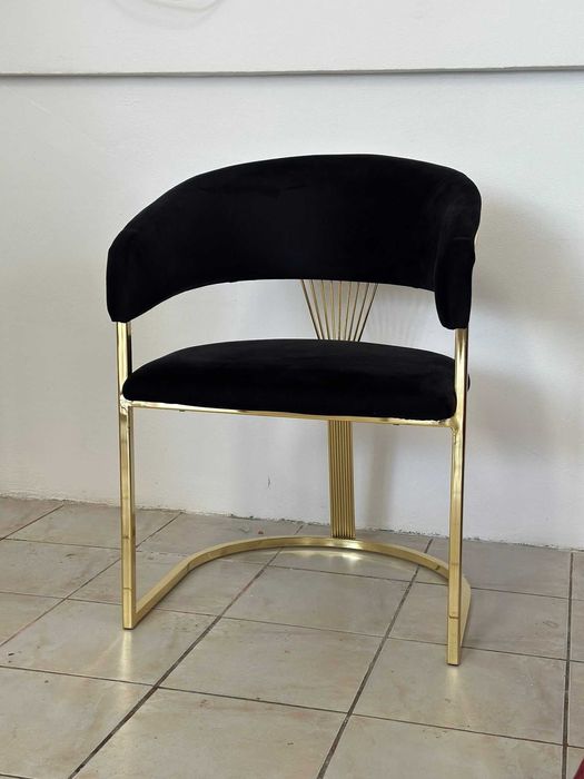 Scaune dining catifea neagră cu picioare aurii – 430 lei/buc