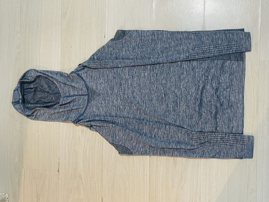 Толстовку и футболку