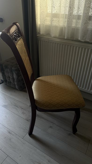 Scaun lemn masiv cu model