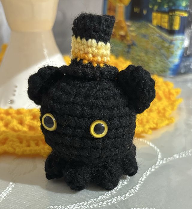 Вязаная игрушка осьминожка в цилиндре