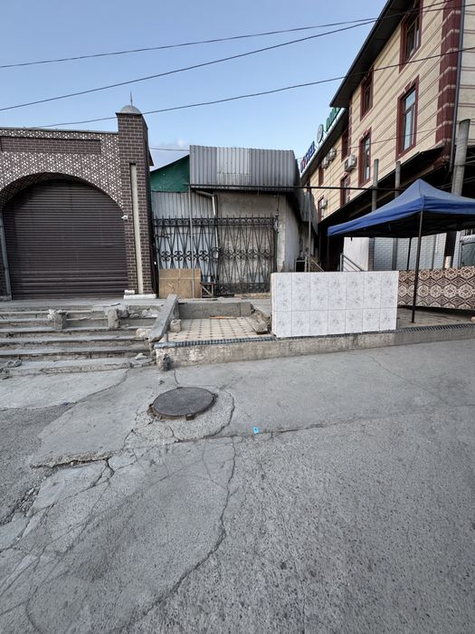 Chorsu kiyim bozori bilan 5 metr masofada sklad yashash uchun joy bor