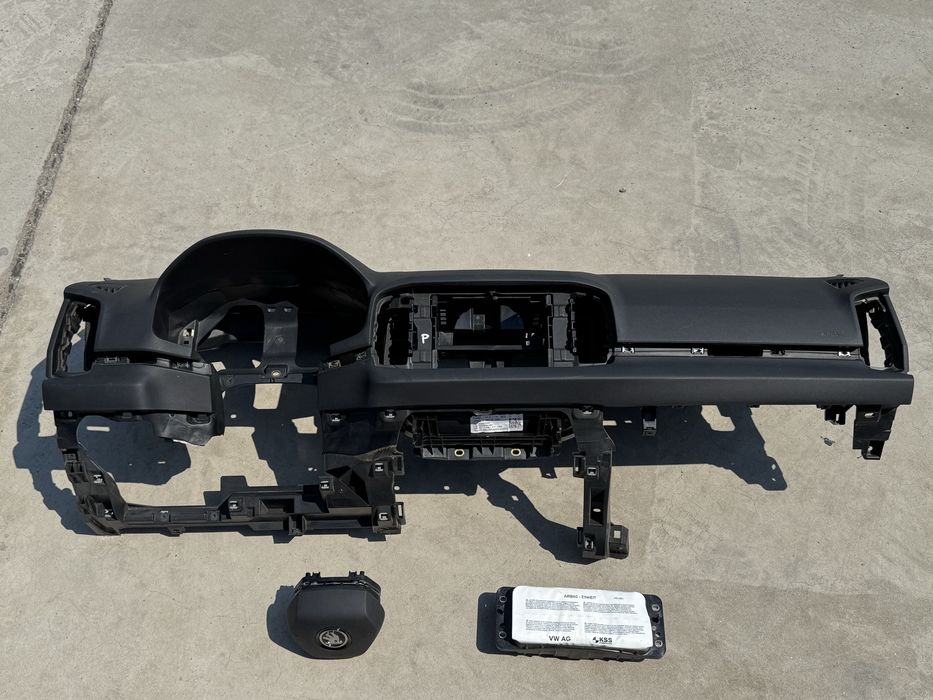 Арматурно табло комплект с еърбеци за Skoda Karoq 2024