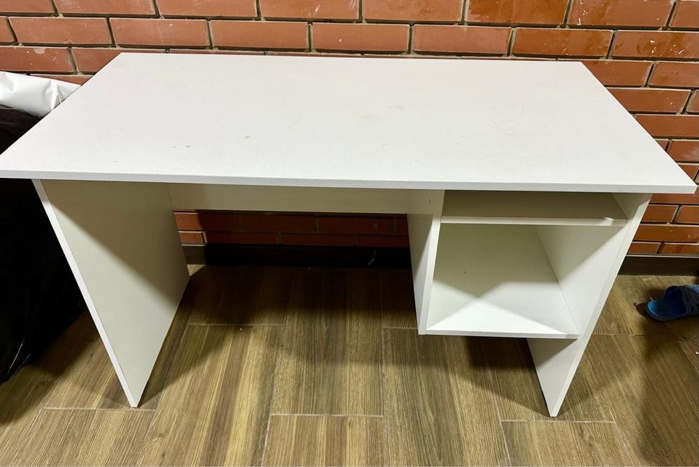 Продам ресепшен ,стол -парта срочно