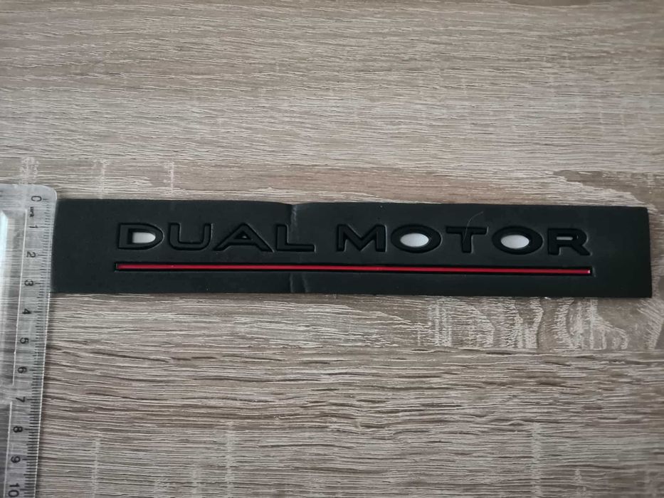 Tesla Dual Motor черен гланц с червено надпис