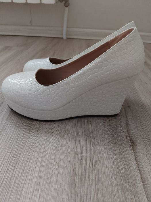 Продам женские туфли