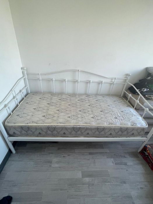 Металический кровать