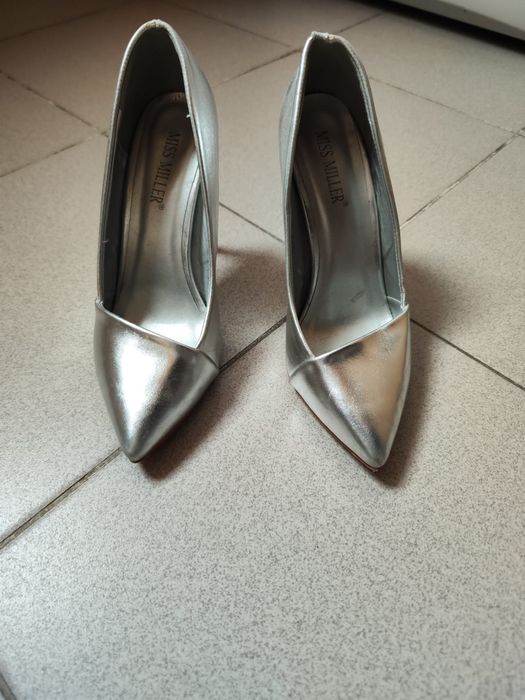 Продаю серебряного цвета туфли