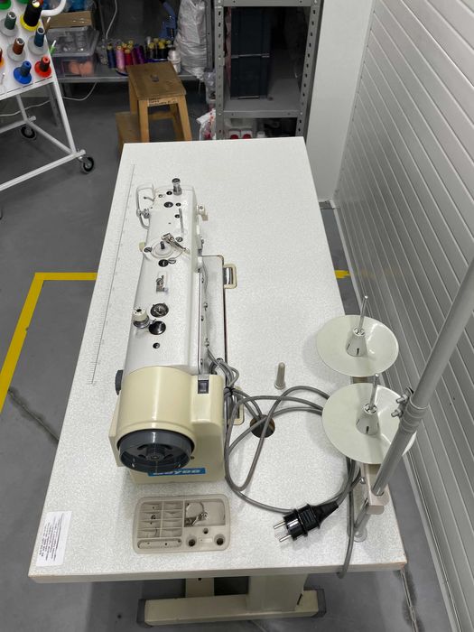 Продавам индустриална шевна машина Deyee DY-9400D4/B